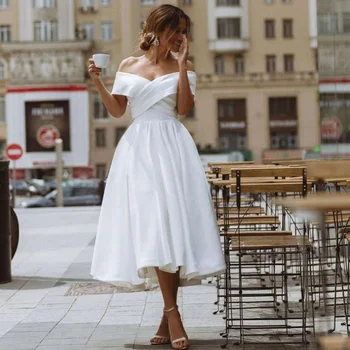 Bílé Levná Svatební Šaty Krátké Off Rameno Svatební Šaty 2021 Čaj Délka Svatební Šaty Saténové Plisé Vestido de Noiva Plus Velikost