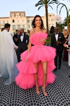 Kendall Jenner Fuchsie Plesové Šaty Vysoká Nízká Bez Ramínek Stupňovitý Složence Tyl Večerní Celebrity Šaty 2022 Formální Party Šaty Nové